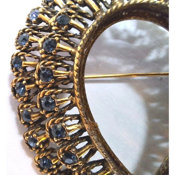 Vtg Vogue JLRY Reverse Teardrop Shaped Brooch - Gold Toned Blue Rhinestones - Picture 6 of 9
